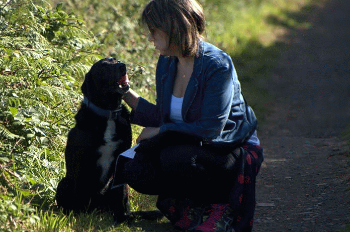 O carinho que ela tem com os bichos é cativante.